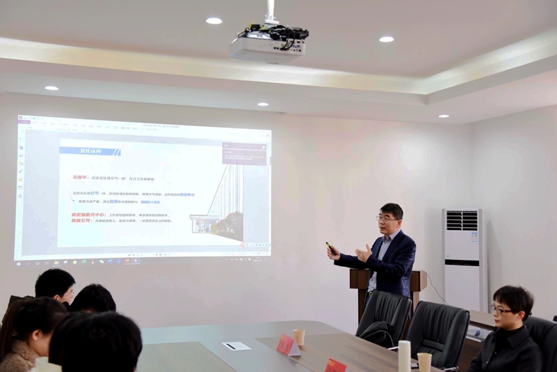 韓新偉出席南京工業(yè)大學(xué)&ldquo;明日獎學(xué)金&rdquo;頒獎儀式并給大學(xué)生上課