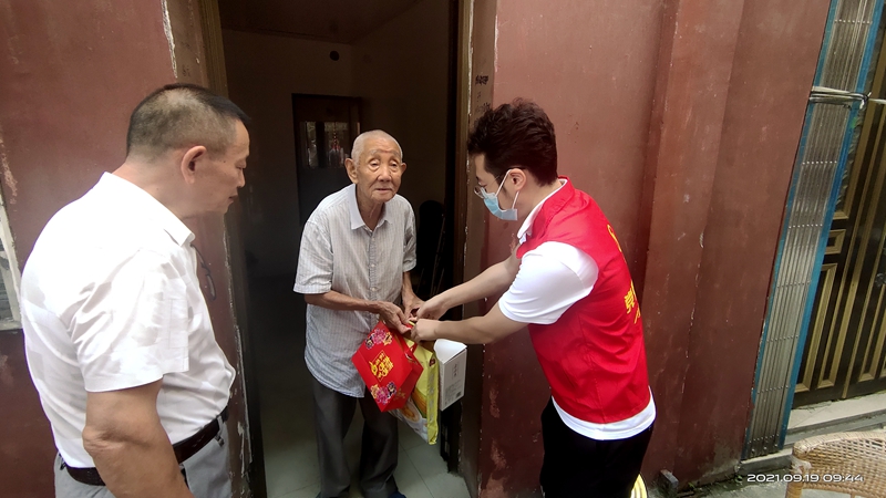 天元廣場(chǎng)&ldquo;紅色驛站&rdquo;開展中秋敬老慰問活動(dòng)